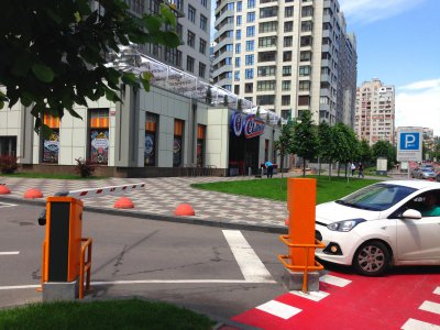 Наземный паркинг в жилом комплексе бизнес-класса